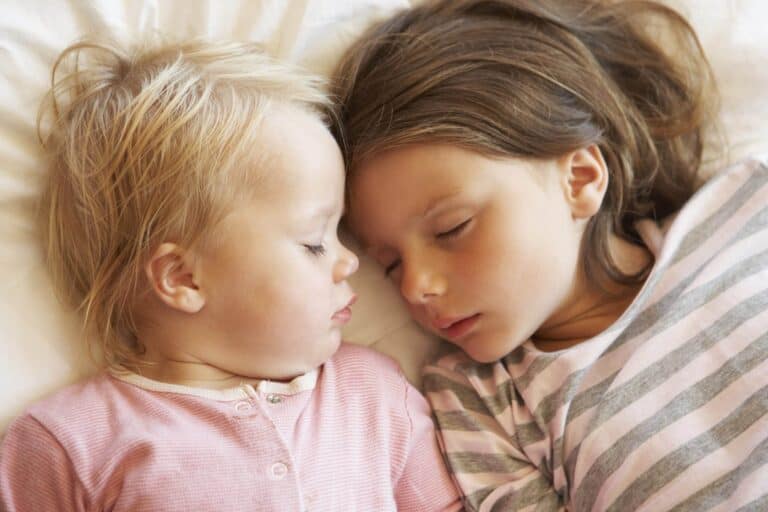 2 enfants dorment collés