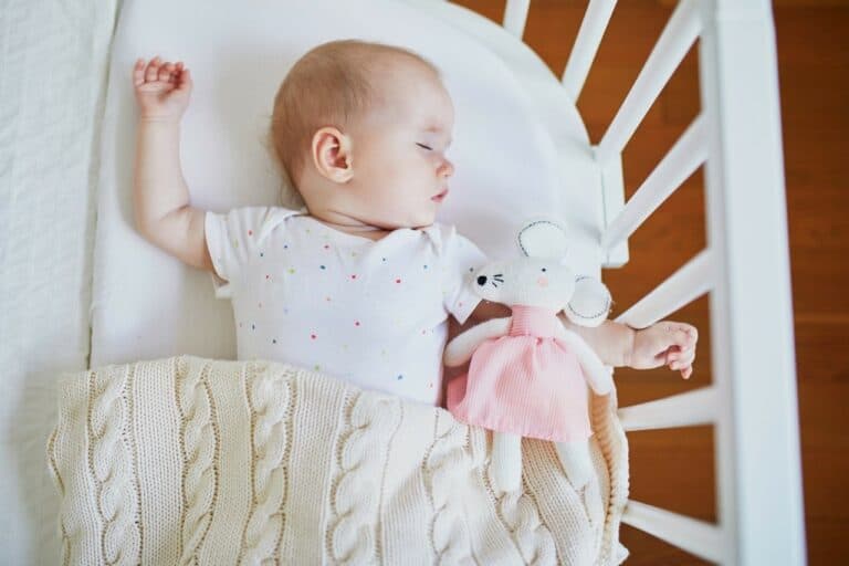 bebe-fille-berceau-nuit-de-sommeil